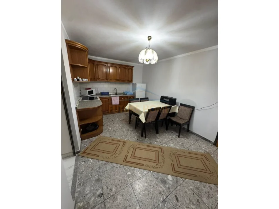 Tirane, jepet me qera apartament 2+1 Kati 5, 85 m² 600 € (Rruga Fortuzi,)