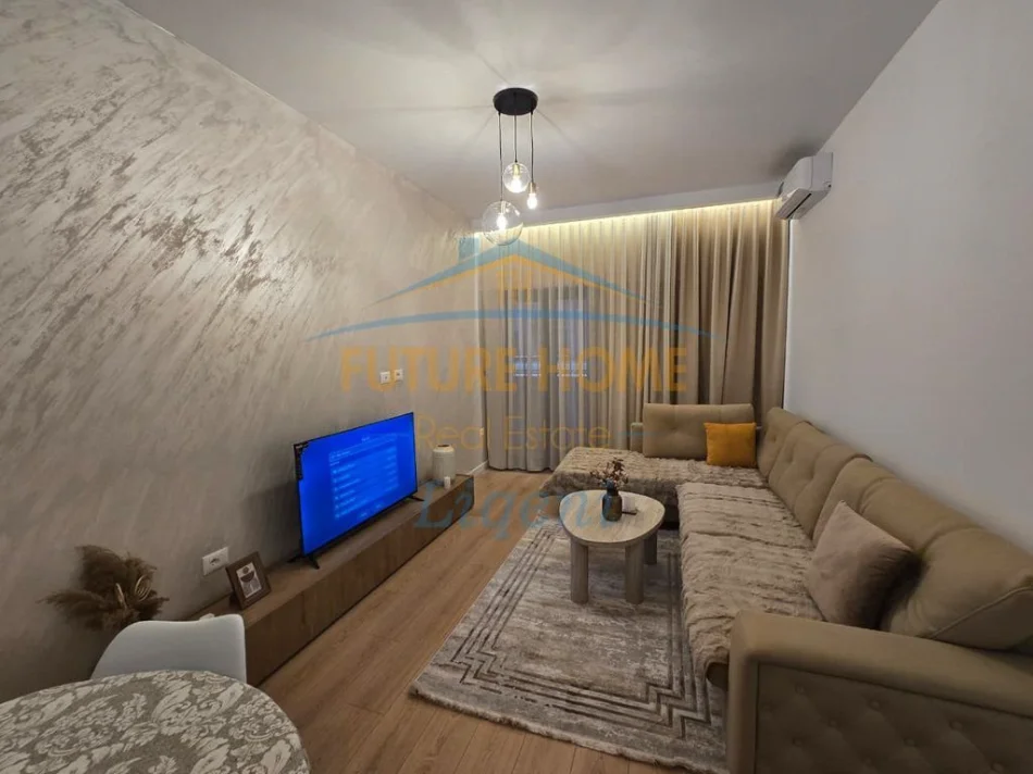 Tirane, jepet me qera apartament 2+1 Kati 3, 82 m² 1.500 € (Qendër, Rruga Barrikadave, Tiranë.)