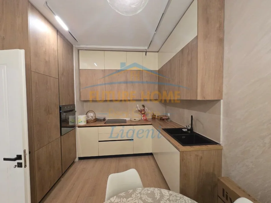 JEPET ME QERA APARTAMENT 2+1 TEK RRUGA E BARRIKADAVE