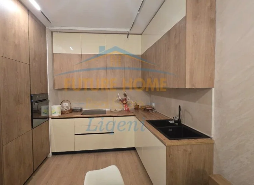 Tirane, jepet me qera apartament 2+1 Kati 3, 82 m² 1.200 € (Qender)