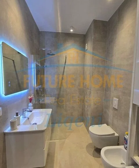 Tirane, jepet me qera apartament 2+1 Kati 3, 82 m² 1.200 € (Qender)