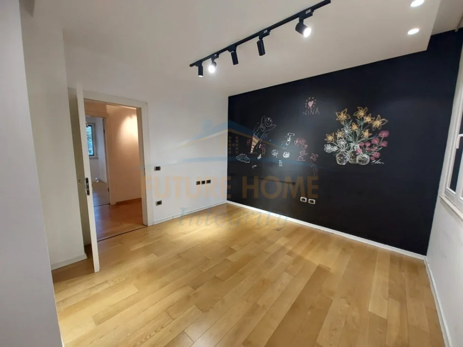 Tirane, jepet me qera ambjent biznesi Kati 1, 139 m² 2.000 € (Blloku)