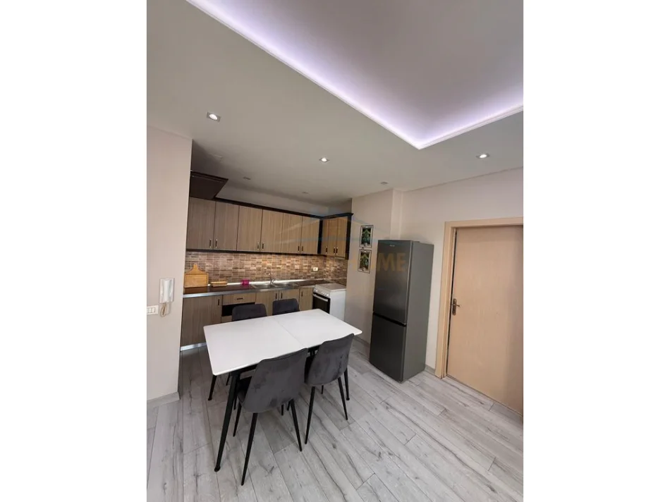 Tirane, jepet me qera apartament 2+1 Kati 4, 100 m² 600 € (Unaza e re)