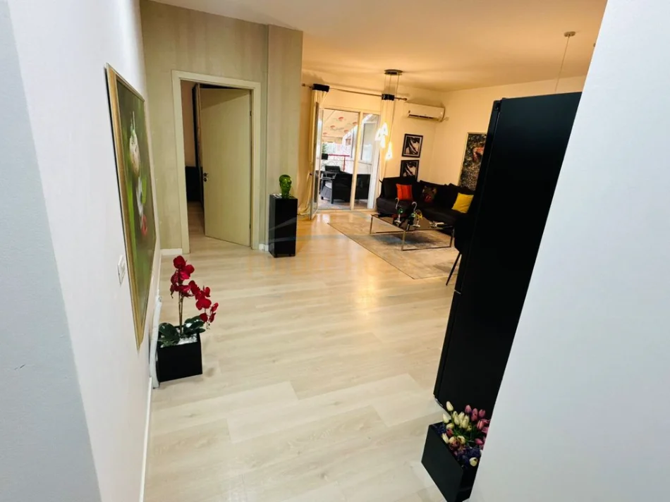 Tirane, shitet apartament 1+1 Kati 1, 130 m² 183.000 € (Hipoteka)