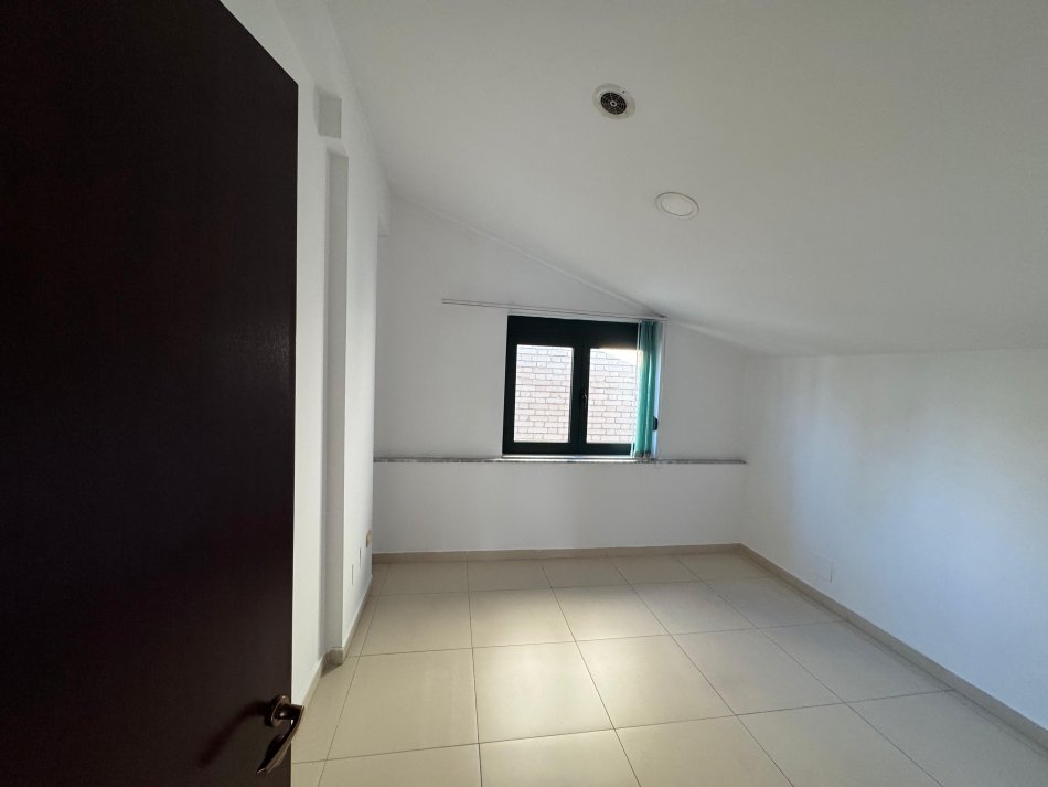 Shqiperi, jepet me qera zyre Kati 2, 230 m² 2.000 € (Ambient Zyre me qera ne zonen e Brrylit)