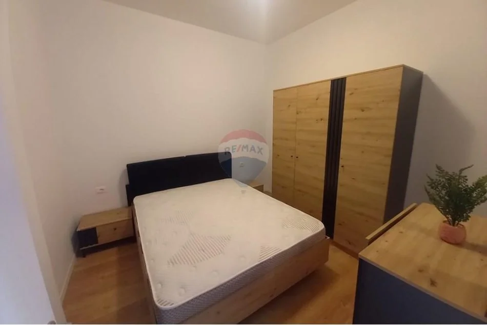 Tirane, jepet me qera apartament 1+1 , 51 m² 700 € (Prane Shkolles se Kuqe)