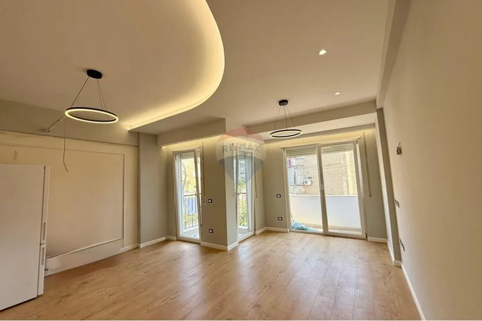 Tirane, jepet me qera apartament 2+1+Aneks+Ballkon , 79 m² 550 € (Brryli)
