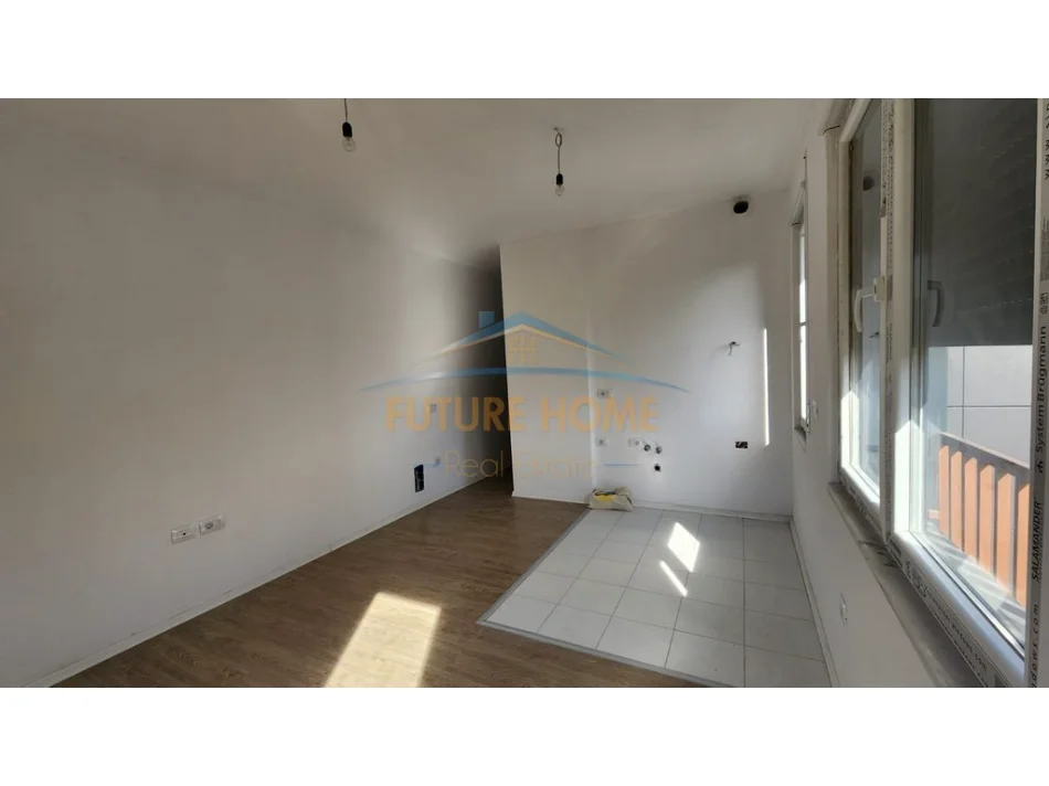 Tirane, jepet me qera ambjent biznesi Kati 2, 73 m² 700 € (Pazari i Ri)
