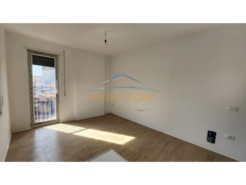 Tirane, jepet me qera ambjent biznesi Kati 2, 73 m² 700 € (Pazari i Ri)