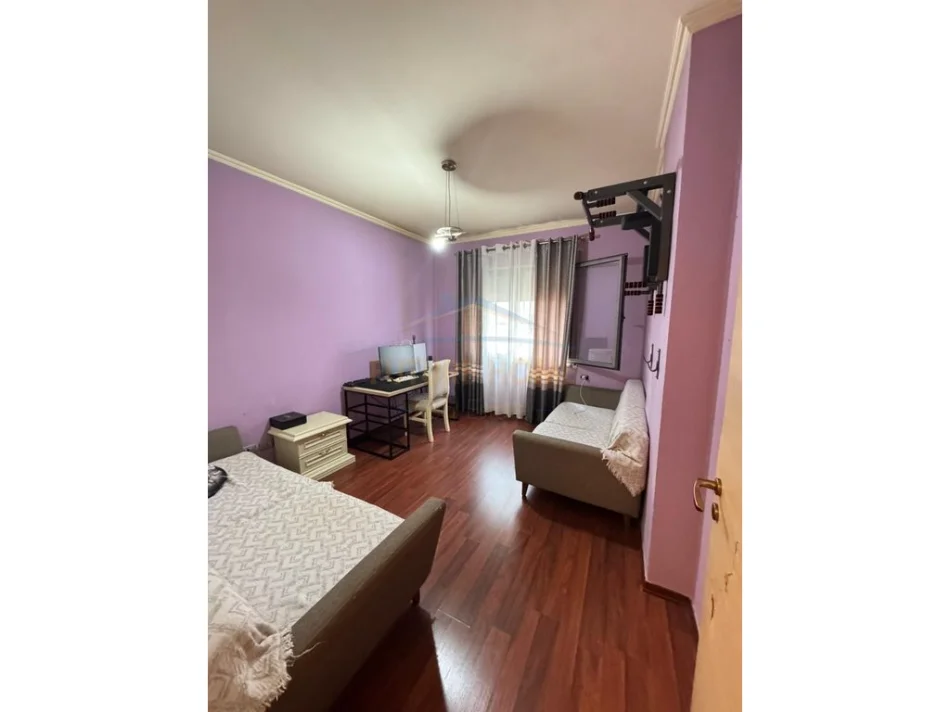 Tirane, shitet apartament 2+1+Ballkon Kati 5, 101 m² 215.000 € (Rruga e Dibres, Kompleksi Tower Bridge)