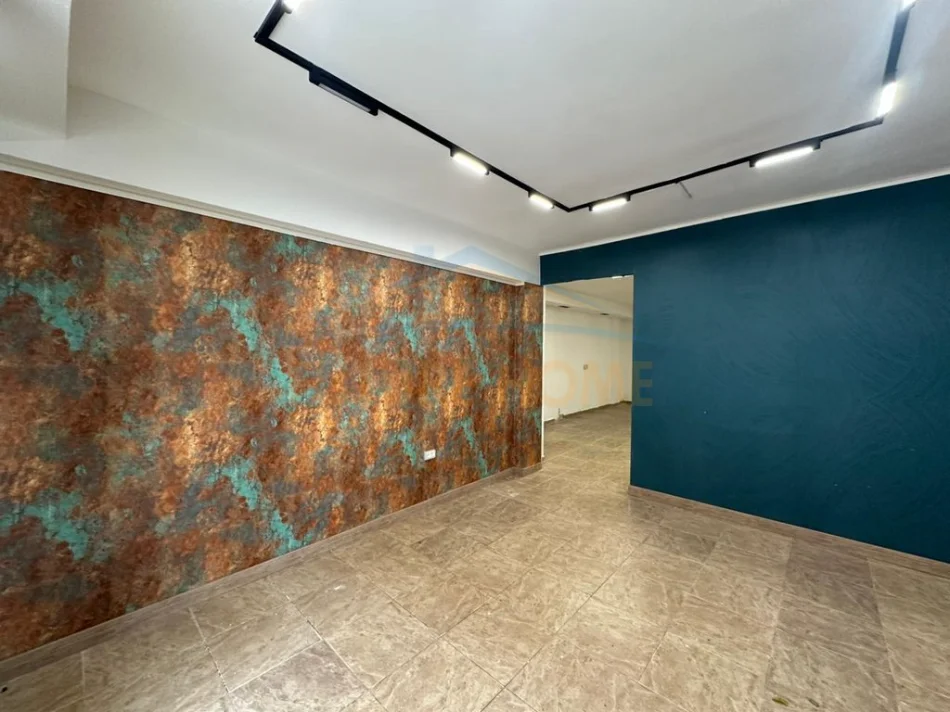 Tirane, jepet me qera ambjent biznesi Kati 0, 70 m² 650 € (gjimnazi Petro Nini, prane Ish Bllokut)
