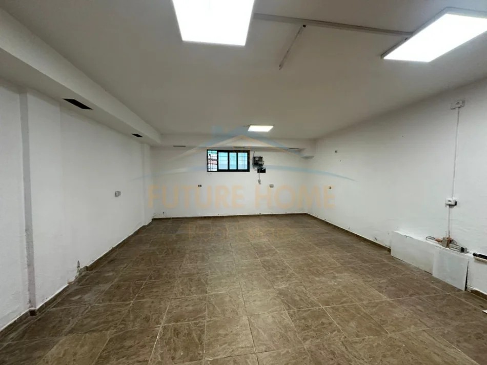 Tirane, jepet me qera ambjent biznesi Kati 0, 70 m² 650 € (gjimnazi Petro Nini, prane Ish Bllokut)
