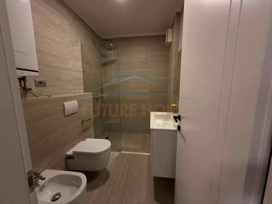 Tirane, jepet me qera apartament 2+1 Kati 2, 89 m² 950 € (Apartament 2+1+2+Post Parkimi, Rruga e Elbasanit, Tiranë.)