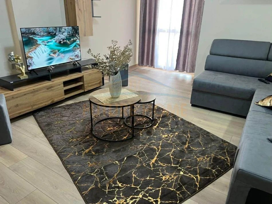 Tirane, jepet me qera apartament 1+1+Ballkon Kati 4, 700 € (Rruga e Kavajes)