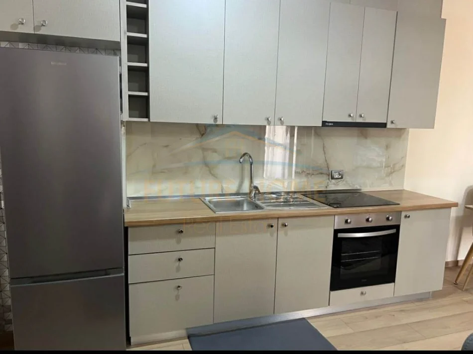 Tirane, jepet me qera apartament 1+1+Ballkon Kati 4, 700 € (Rruga e Kavajes)