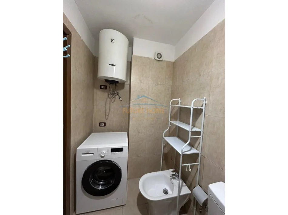 Tirane, jepet me qera apartament 1+1+Ballkon Kati 5, 61 m² 670 € (Rruga e Kavajes)