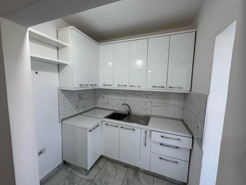 Tirane, jepet me qera apartament 2+1 Kati 3, 75 m² 350 € (Allias)