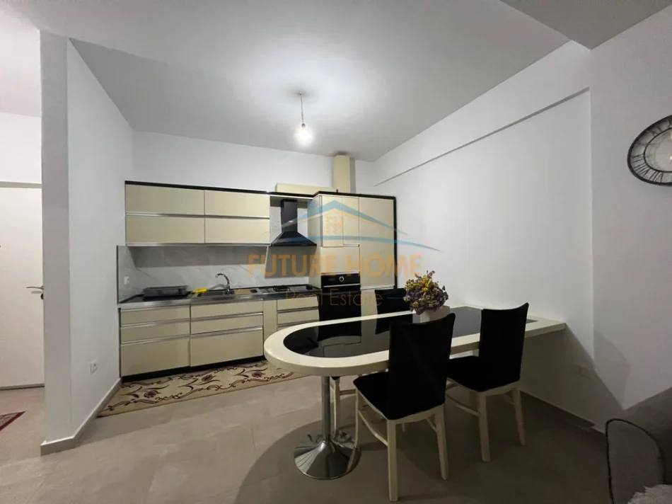 Tirane, jepet me qera apartament 1+1+Ballkon Kati 1, 87 m² 550 € (Ish Fusha e Aviacionit)
