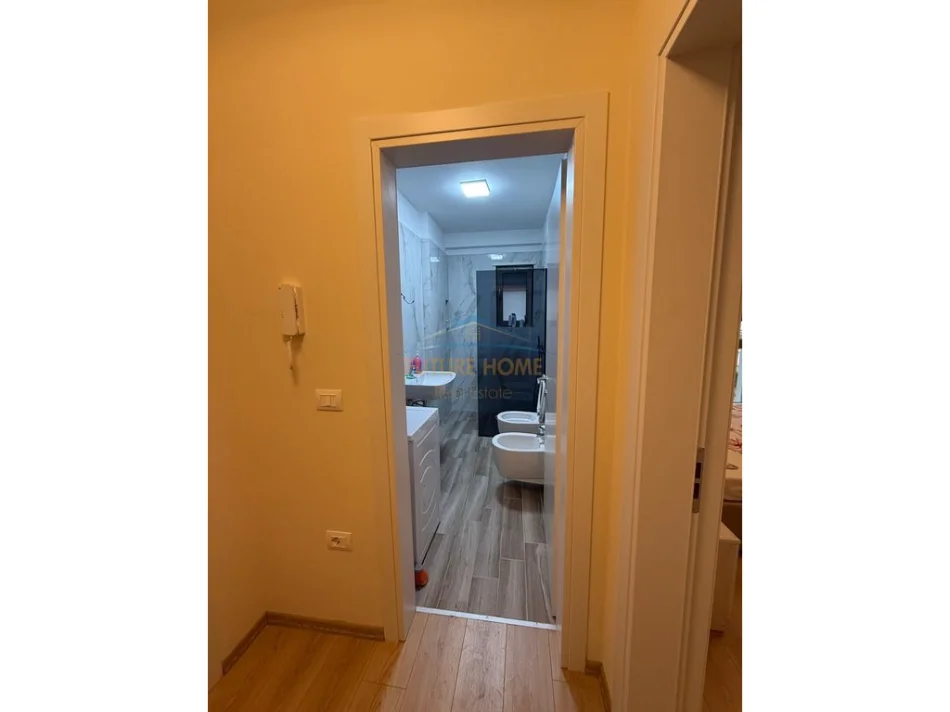 Tirane, jepet me qera apartament 1+1 Kati 2, 64 m² 720 € (SHKOLLE E KUQE)
