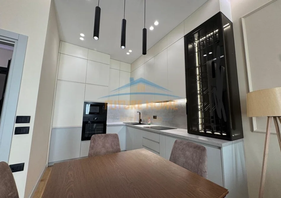 Tirane, jepet me qera apartament 1+1+Ballkon Kati 4, 76 m² 900 € (Square 21)