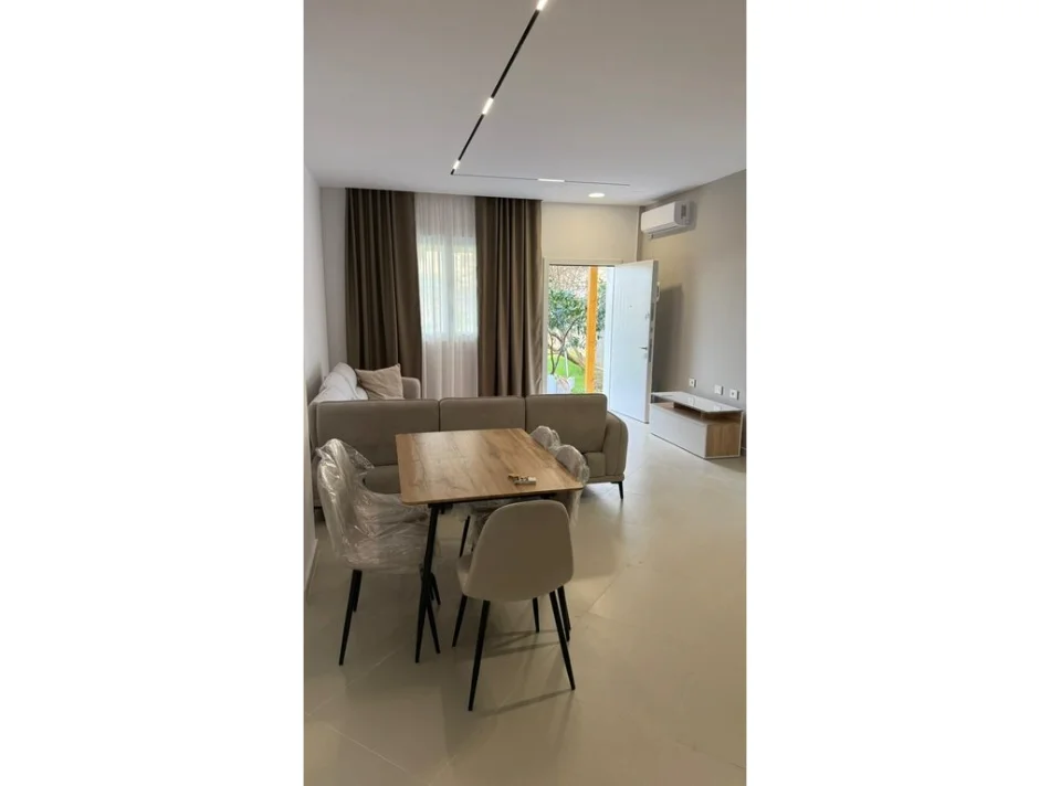 Tirane, jepet me qera apartament 1+1 Kati 1, 65 m² 500 € (Apartament 1+1+ Post Parkimi, Rruga Siri Kodra, Tirane)