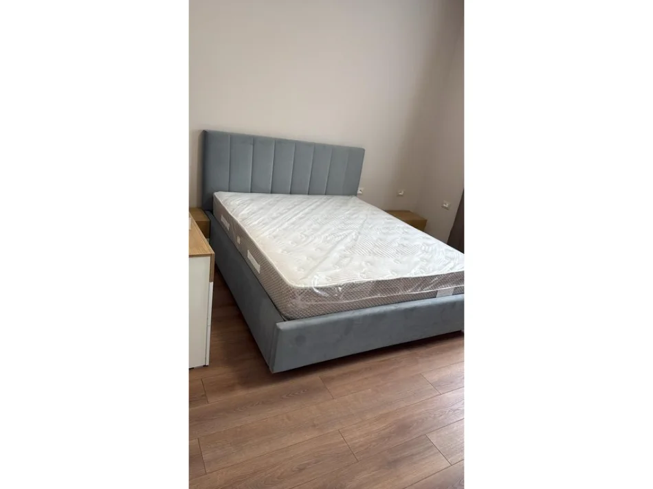 Tirane, jepet me qera apartament 1+1 Kati 1, 65 m² 500 € (Apartament 1+1+ Post Parkimi, Rruga Siri Kodra, Tirane)