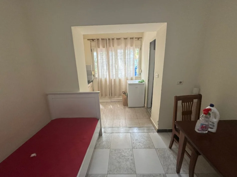 Grasoniere me qera tek Stacioni i Trenit/dispanceria (30,000 Leke)