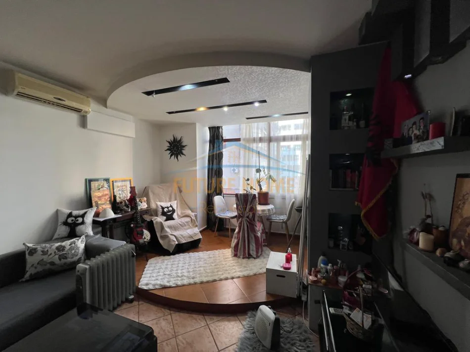 Tirane, jepet me qera apartament 1+1 Kati 2, 74 m² 600 € (ish parku i autobuzave)