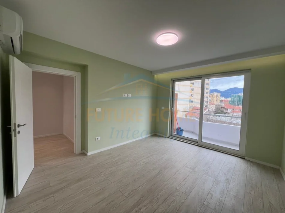 Tirane, jepet me qera apartament 3+1+3 Ballkone Kati 4, 105 m² 1.200 € (QENDER, 9-KATESHET)
