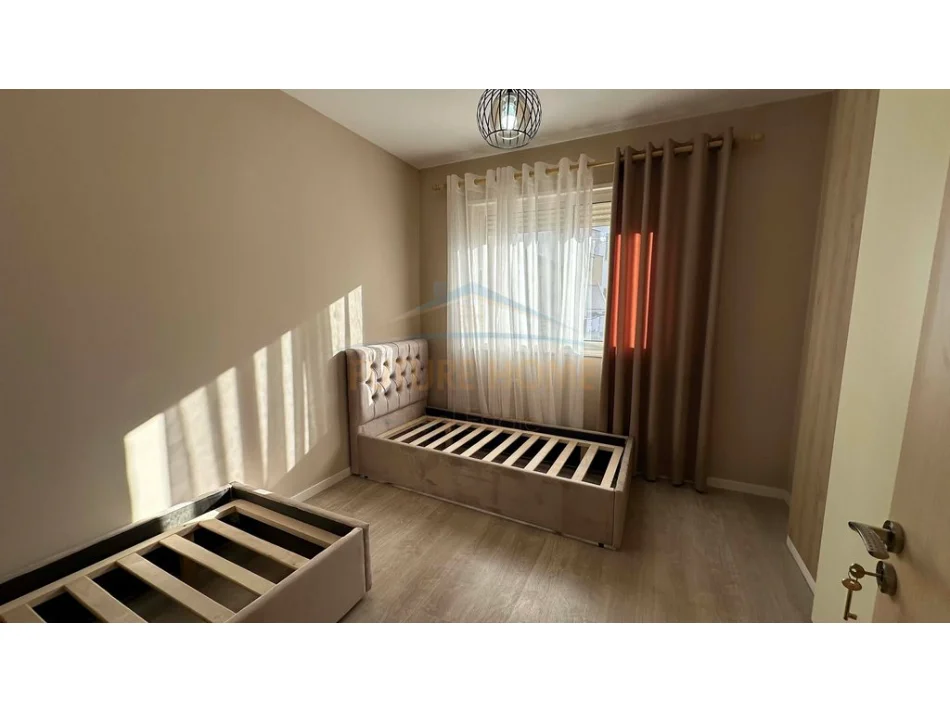 Tirane, jepet me qera apartament 2+1 Kati 3, 101 m² 650 € (Unaza e re)