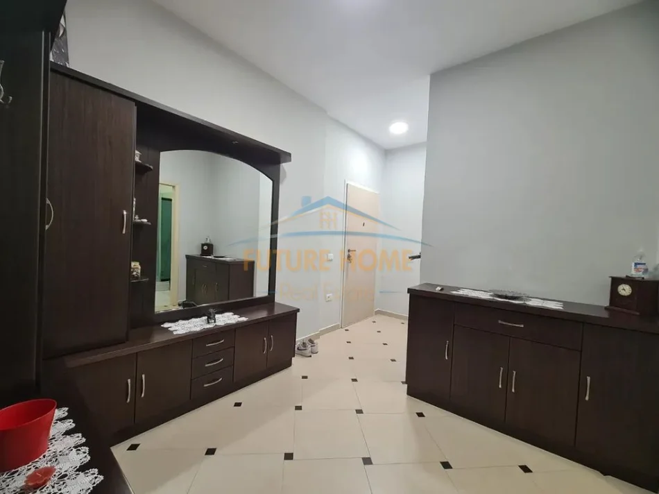 Tirane, jepet me qera apartament 2+1+Ballkon Kati 8, 105 m² 500 € (yzberisht)