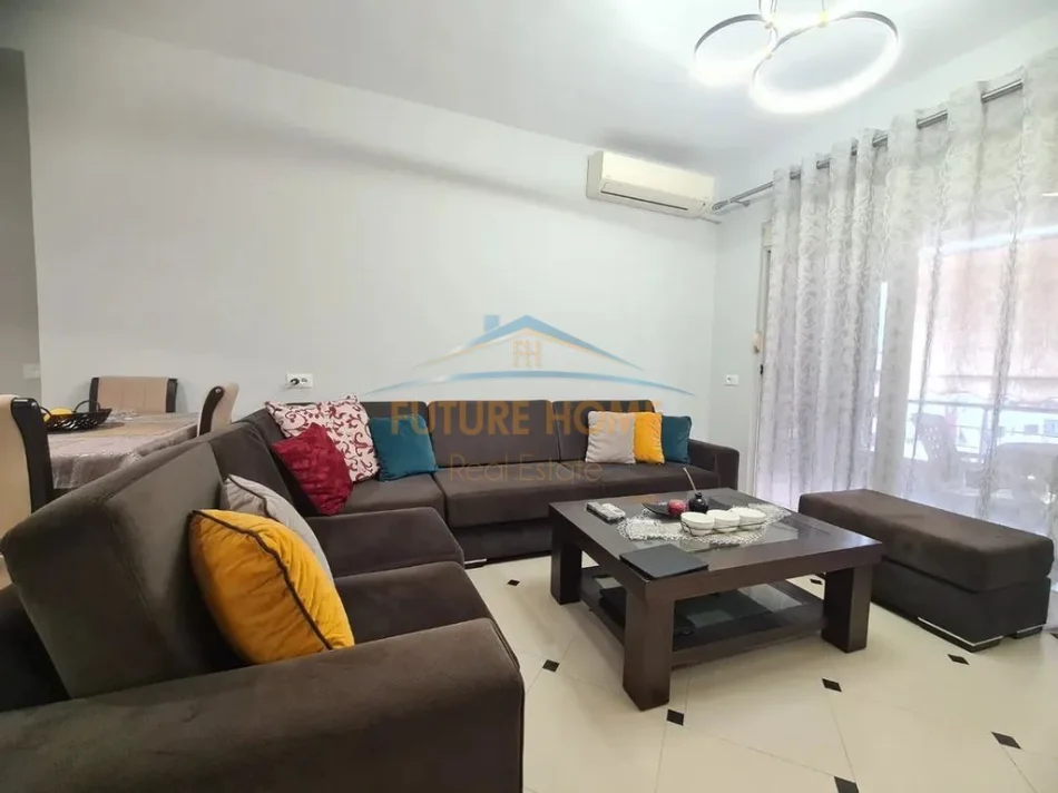 Tirane, jepet me qera apartament 2+1+Ballkon Kati 8, 105 m² 500 € (yzberisht)