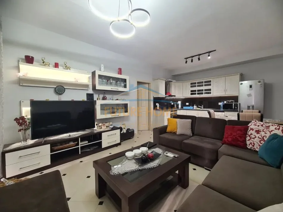 Tirane, jepet me qera apartament 2+1+Ballkon Kati 8, 105 m² 500 € (yzberisht)