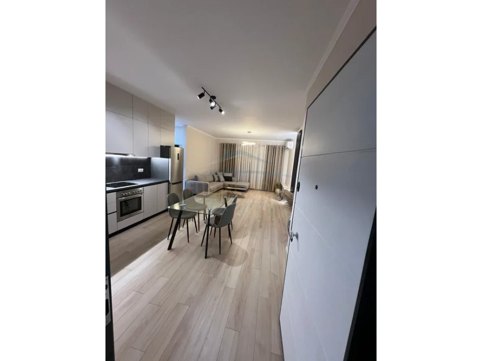 Tirane, jepet me qera apartament 1+1+Ballkon Kati 4, 60 m² 600 € (Rruga Esmerald)