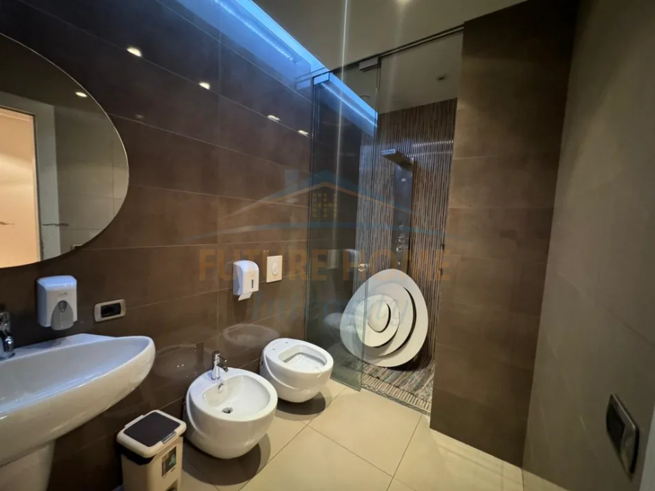 Tirane, jepet me qera apartament 2+1+Aneks+Ballkon Kati 1, 139 m² 2.000 € 