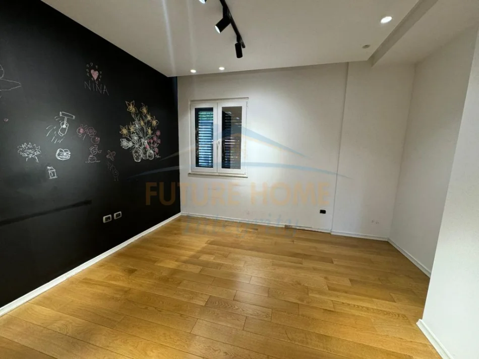 Tirane, jepet me qera apartament 2+1+Aneks+Ballkon Kati 1, 139 m² 2.000 € 