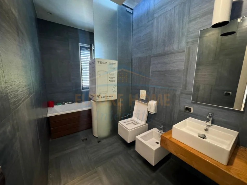 Tirane, jepet me qera apartament 2+1+Aneks+Ballkon Kati 1, 139 m² 2.000 € 