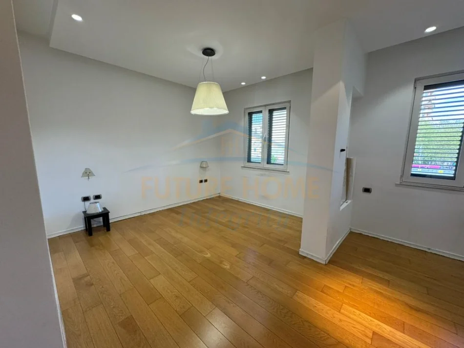 Tirane, jepet me qera apartament 3+1+2 Kati 1, 139 m² 2.000 €