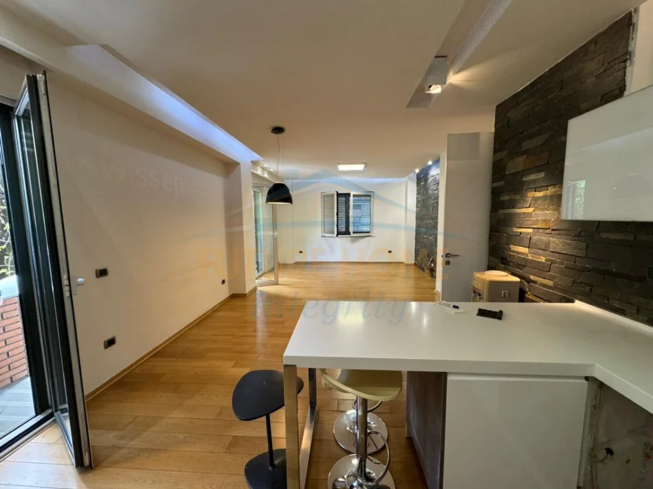 Tirane, jepet me qera apartament 2+1+Aneks+Ballkon Kati 1, 139 m² 2.000 € 