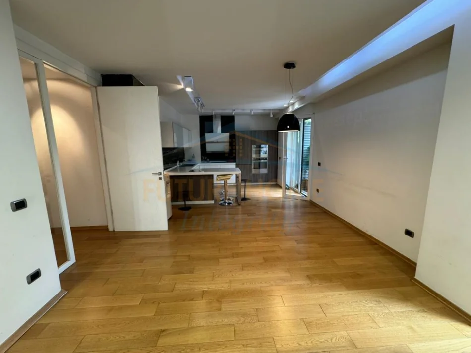 Tirane, jepet me qera apartament 3+1+2 Kati 1, 139 m² 2.000 €