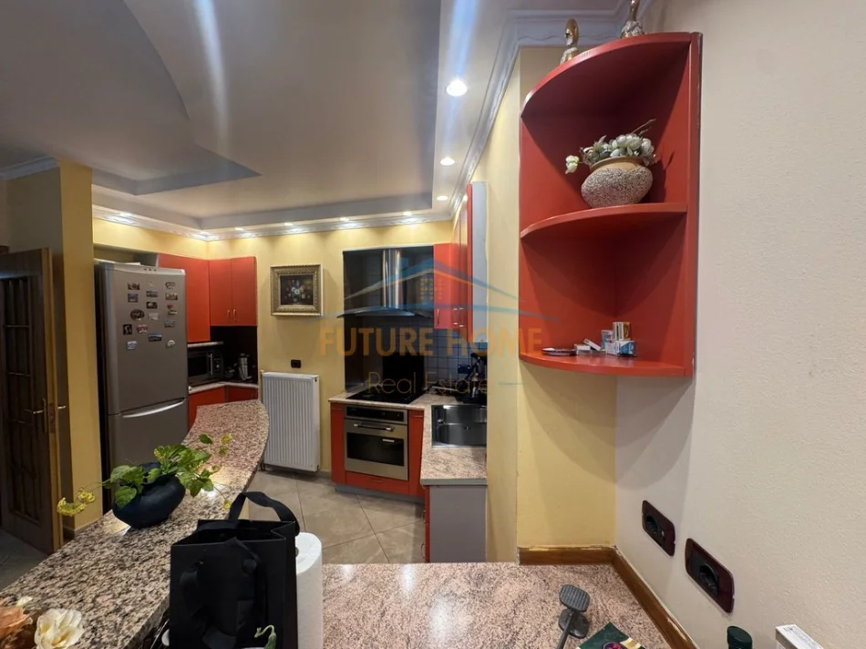 Tirane, jepet me qera apartament 3+1+Ballkon Kati 7, 109 m² 900 € (Rruga e Bogdaneve)