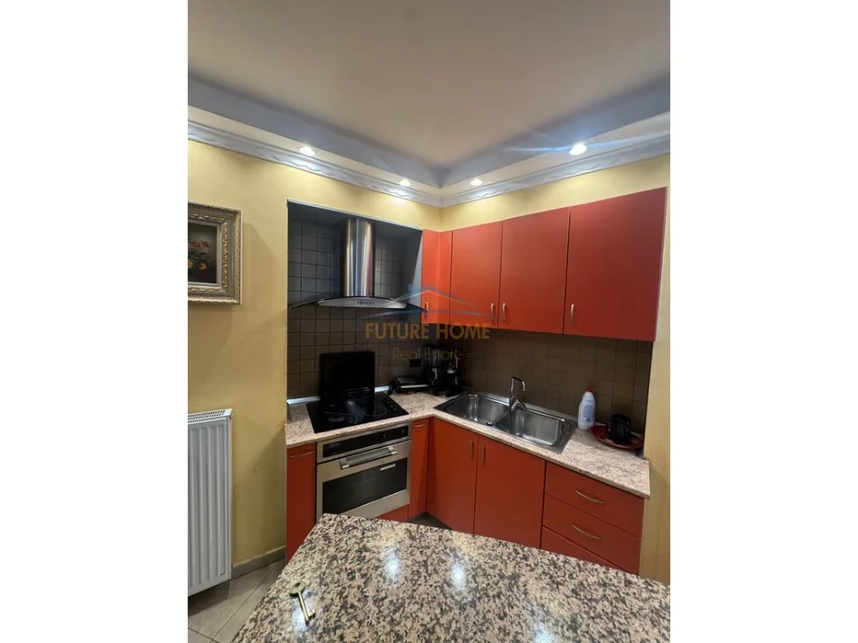 Tirane, jepet me qera apartament 3+1+Ballkon Kati 7, 109 m² 900 € (Rruga e Bogdaneve)