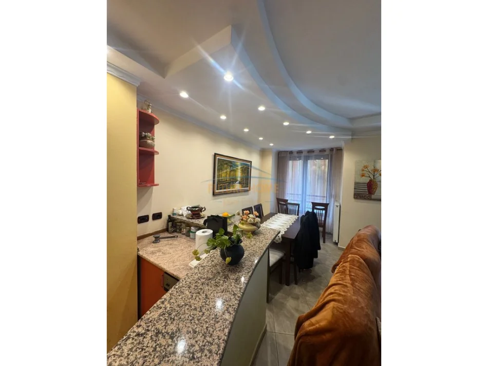 Tirane, jepet me qera apartament 3+1+Ballkon Kati 7, 109 m² 900 € (Rruga e Bogdaneve)