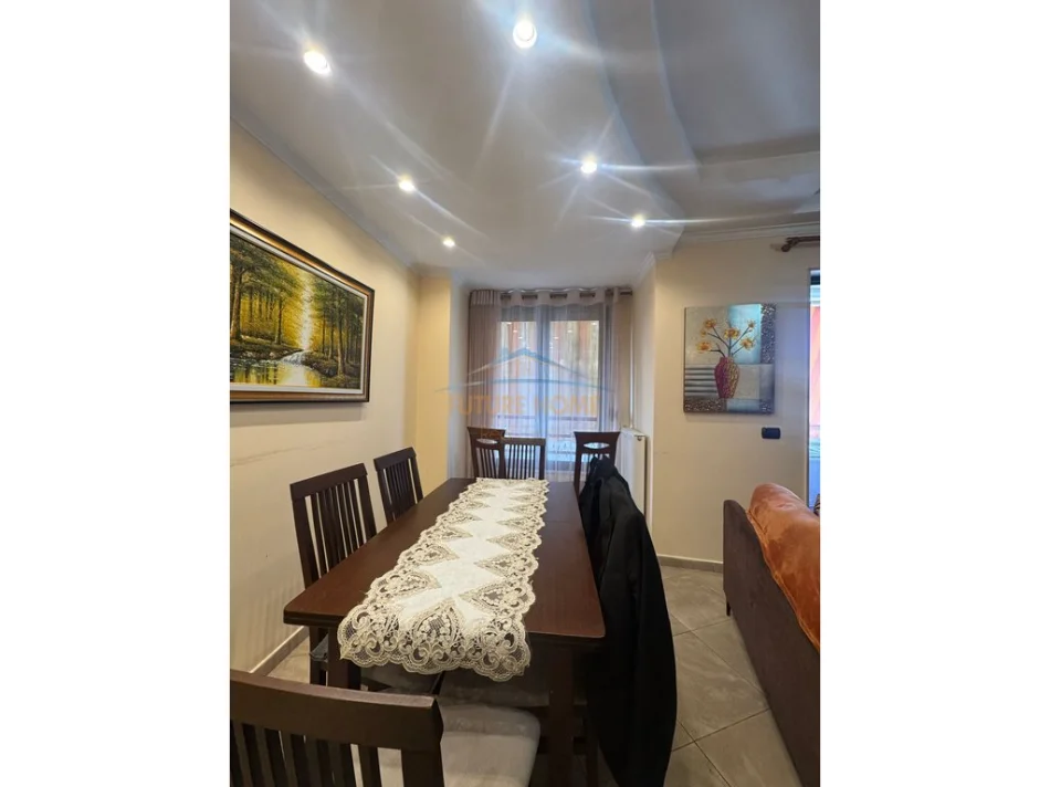 Tirane, jepet me qera apartament 3+1+Ballkon Kati 7, 109 m² 900 € (Rruga e Bogdaneve)