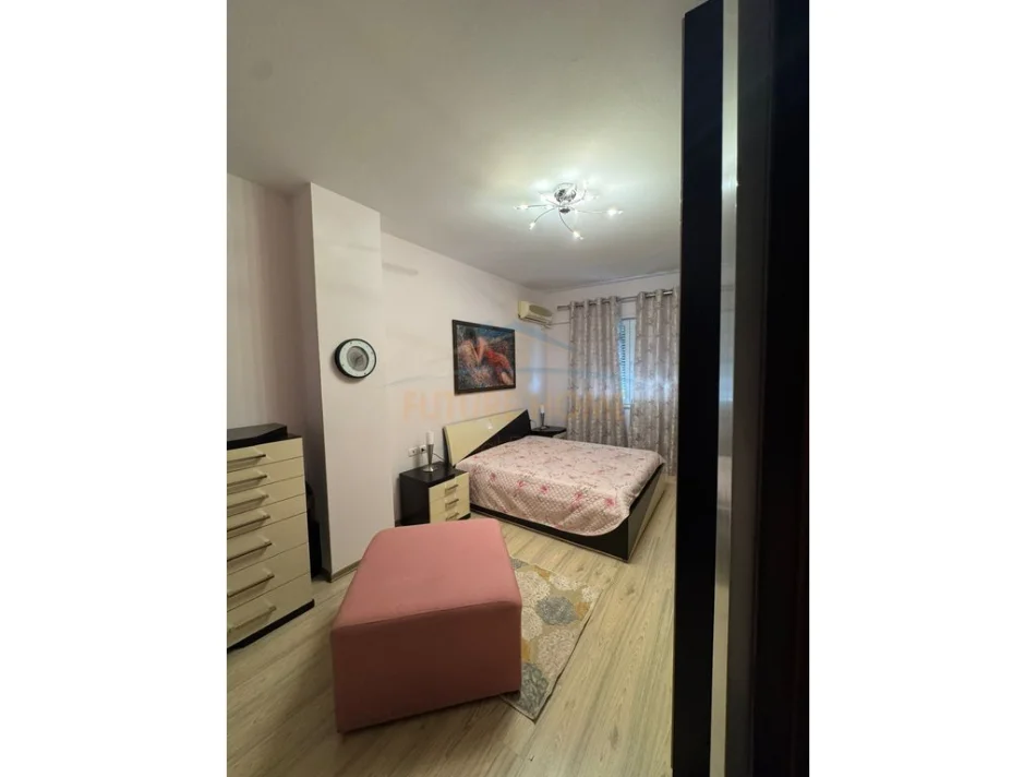 Tirane, jepet me qera apartament 2+1+Ballkon Kati 4, 105 m² 1.200 € (Rruga e Barrikadave)