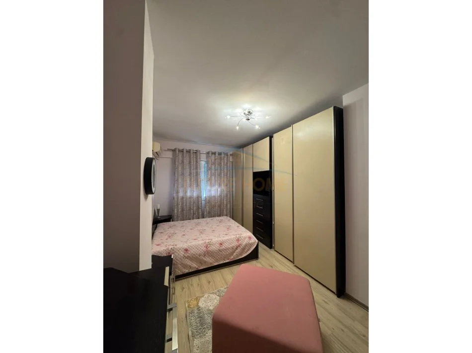 Tirane, jepet me qera apartament 2+1+Ballkon Kati 4, 105 m² 1.200 € (Rruga e Barrikadave)