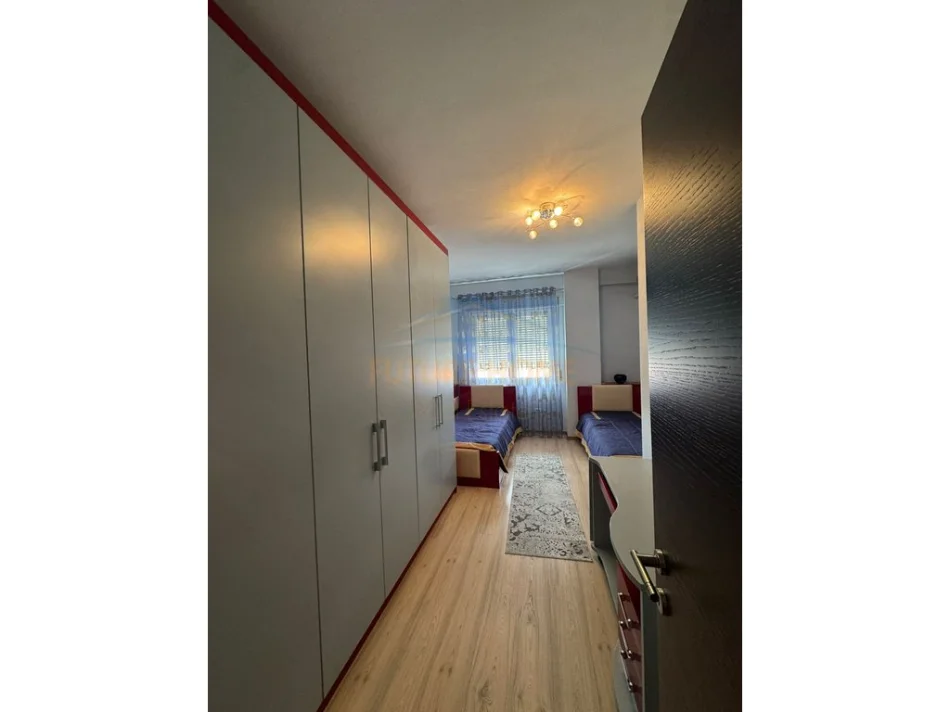 Tirane, jepet me qera apartament 2+1+Ballkon Kati 4, 105 m² 1.200 € (Rruga e Barrikadave)