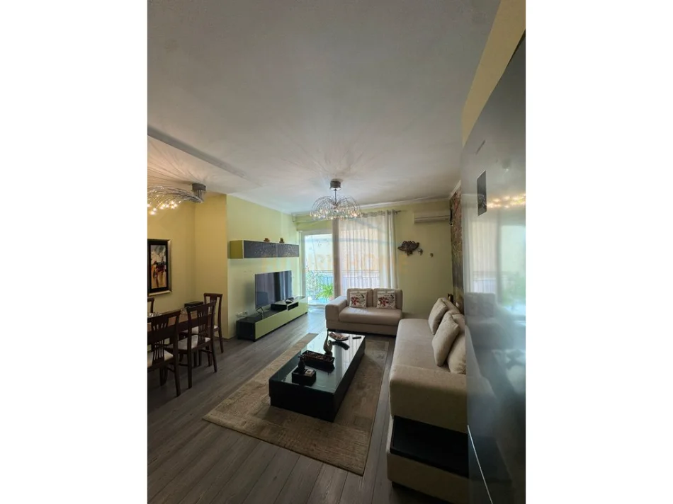 Tirane, jepet me qera apartament 2+1+Ballkon Kati 4, 105 m² 1.200 € (Rruga e Barrikadave)