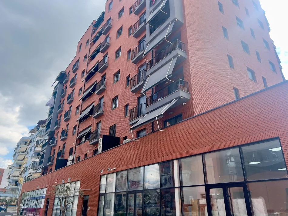 Tirane, shitet apartament 2+1+Ballkon Kati 2, 112 m² 95.000 € (Bulevardi blu)