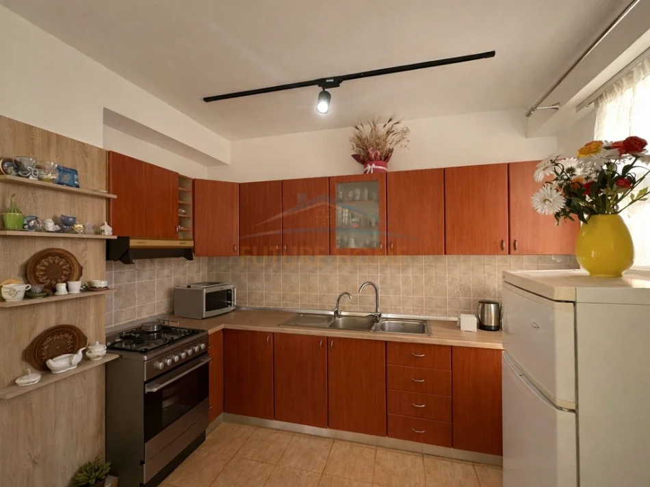 Tirane, jepet me qera apartament 2+1 Kati 3, 95 m² 550 € (Laprake)